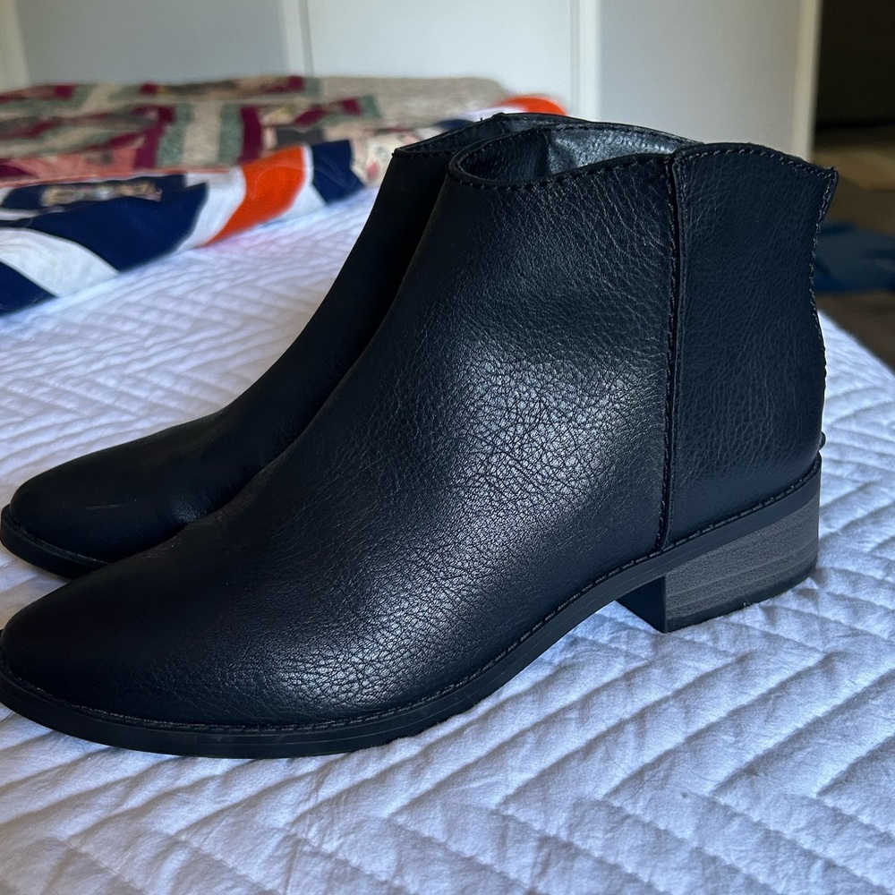 NWOT Universal Threads Booties